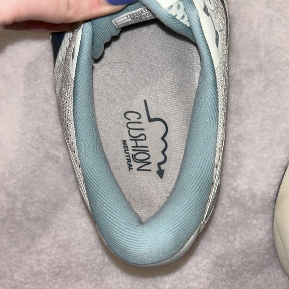 NWOT Brooks Sneakers - Picture 6 of 7